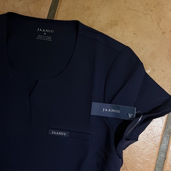 JAANUU SCRUB TOP - Picture 2 of 2